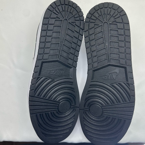 Nike's Men's White Black Jordan 1 Low 553558-132 - Picture 6 of 7